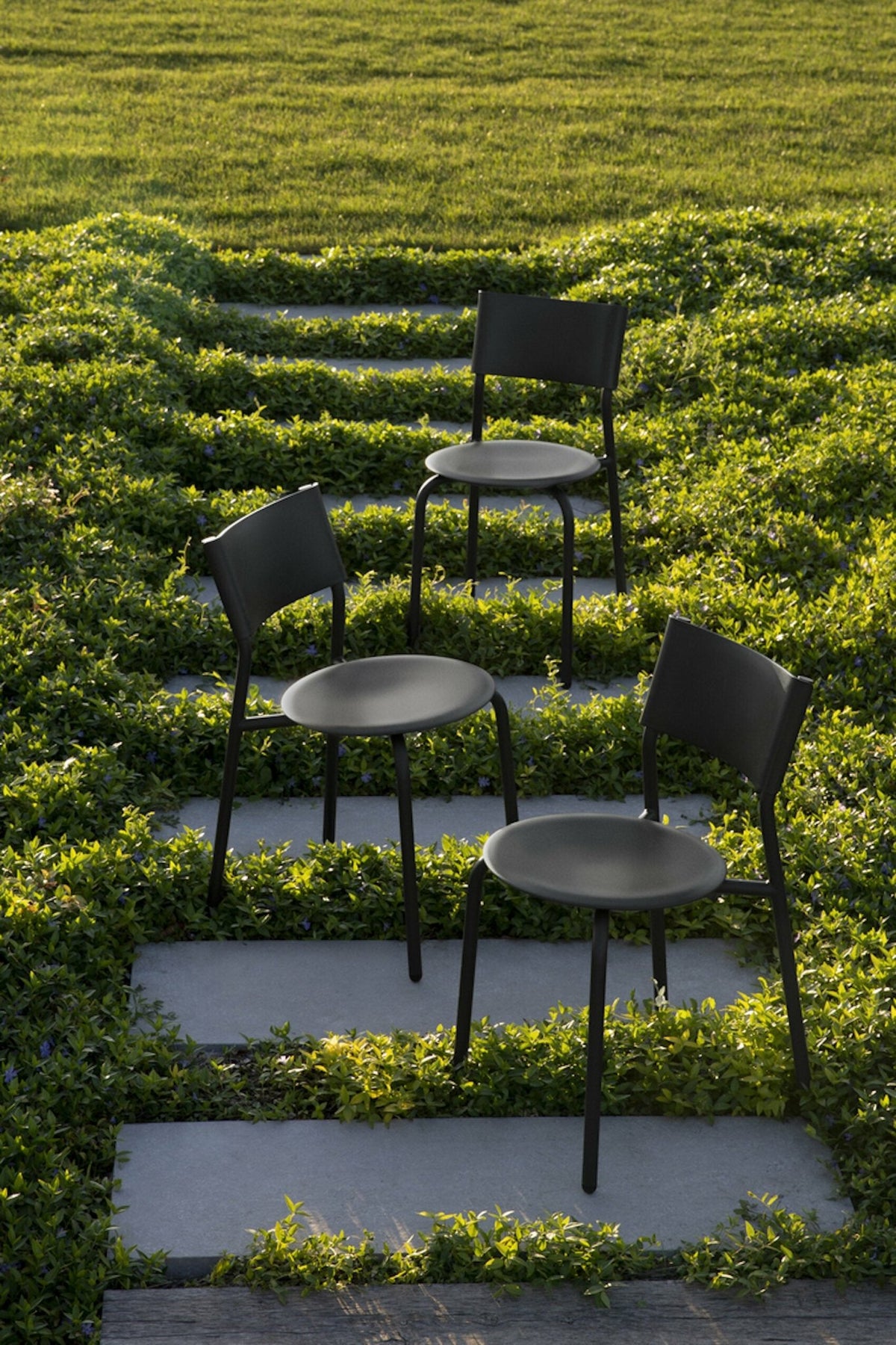 Midi recycled plastic garden chair - graphite black TIPTOE - The Cool Republic