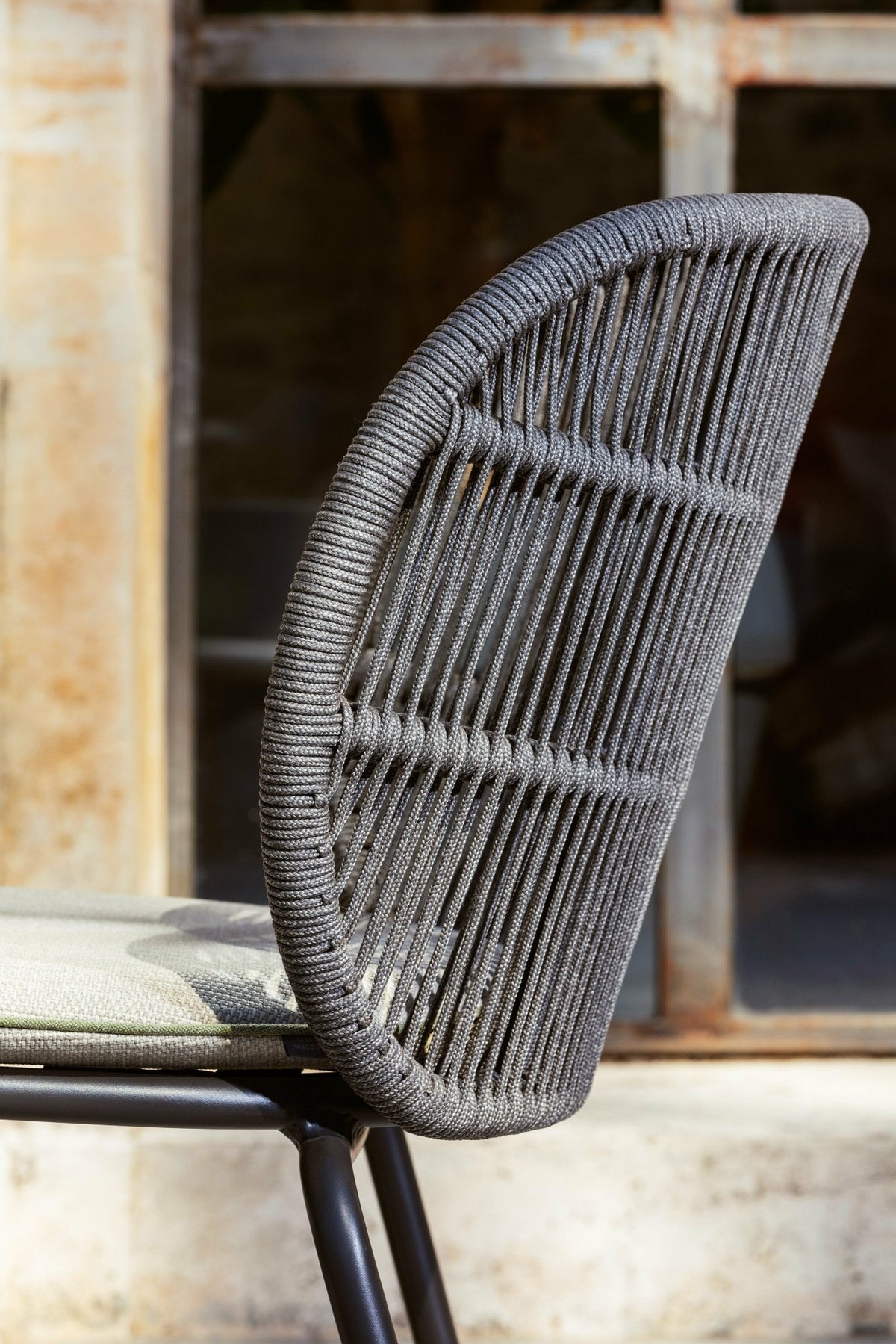 Chaise de jardin gris fossil et corde almond Kodo - Vincent Sheppard - The Cool Republic
