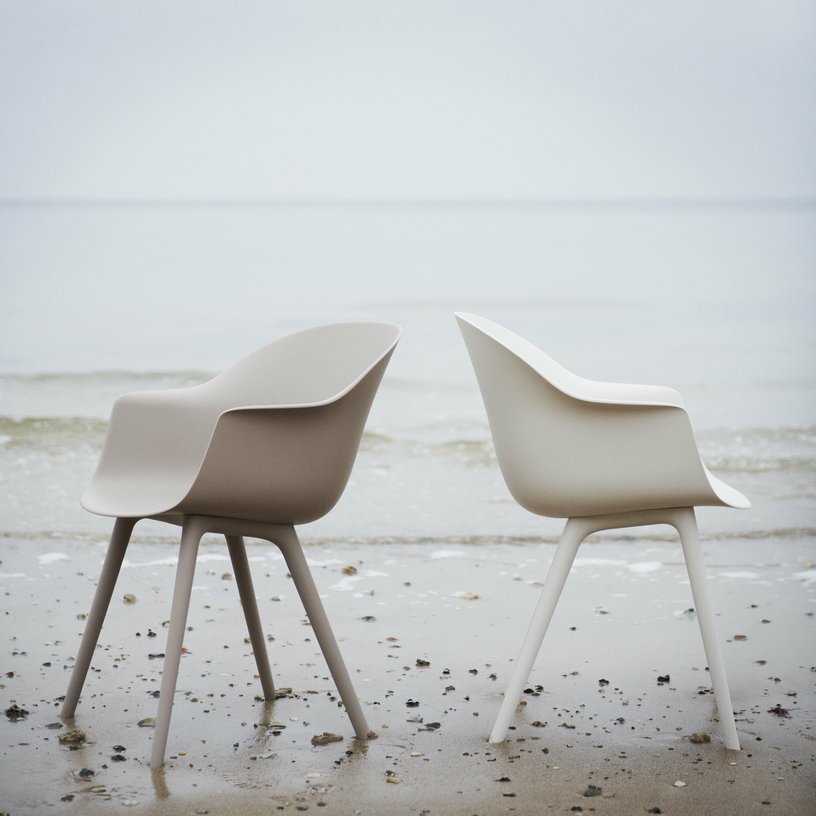 Chaise de jardin new beige Bat - Gubi - The Cool Republic