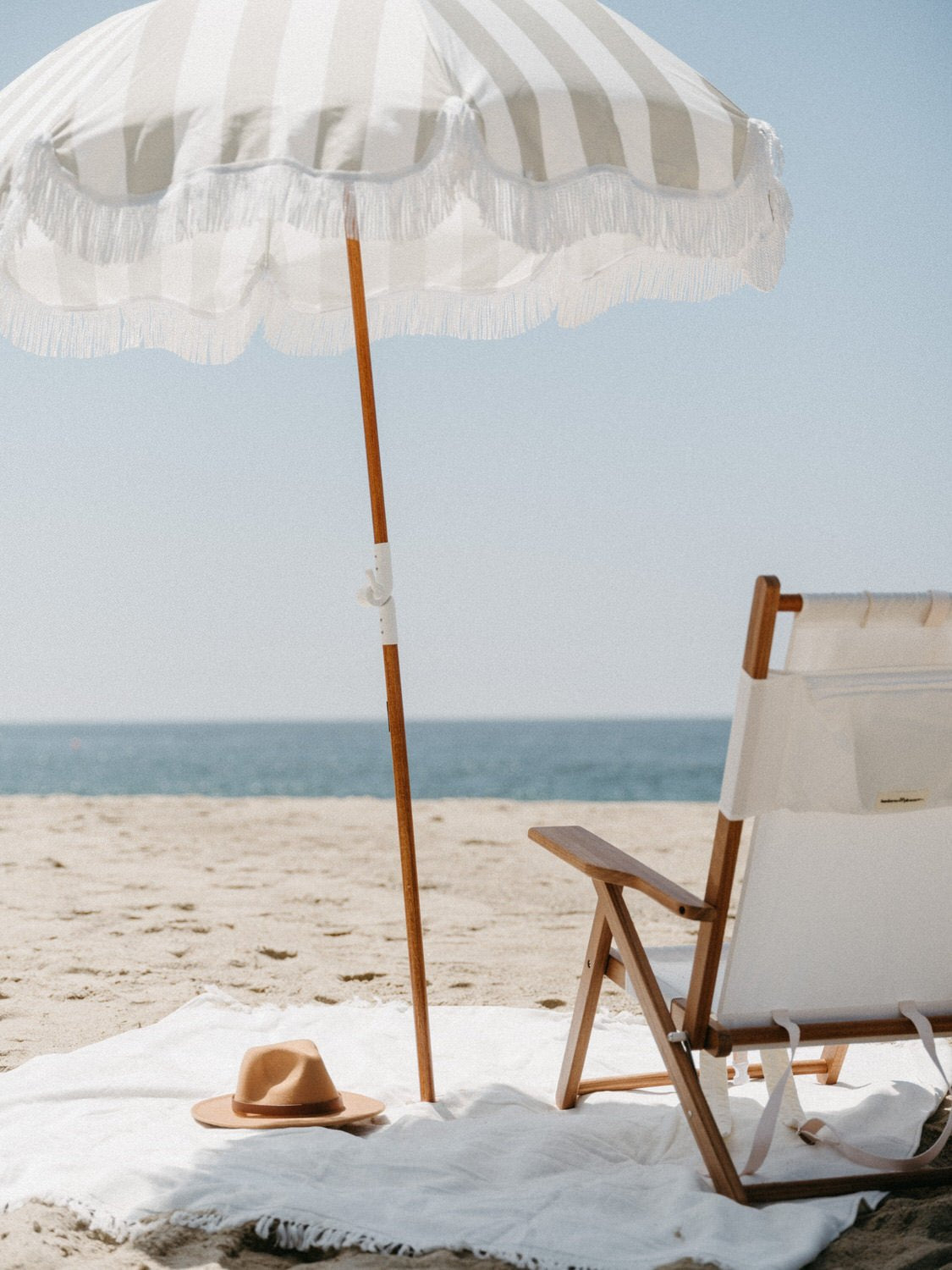 Chaise de plage pliante en tissu blanc Antique The Tommy Chair - Business & Pleasure - The Cool Republic