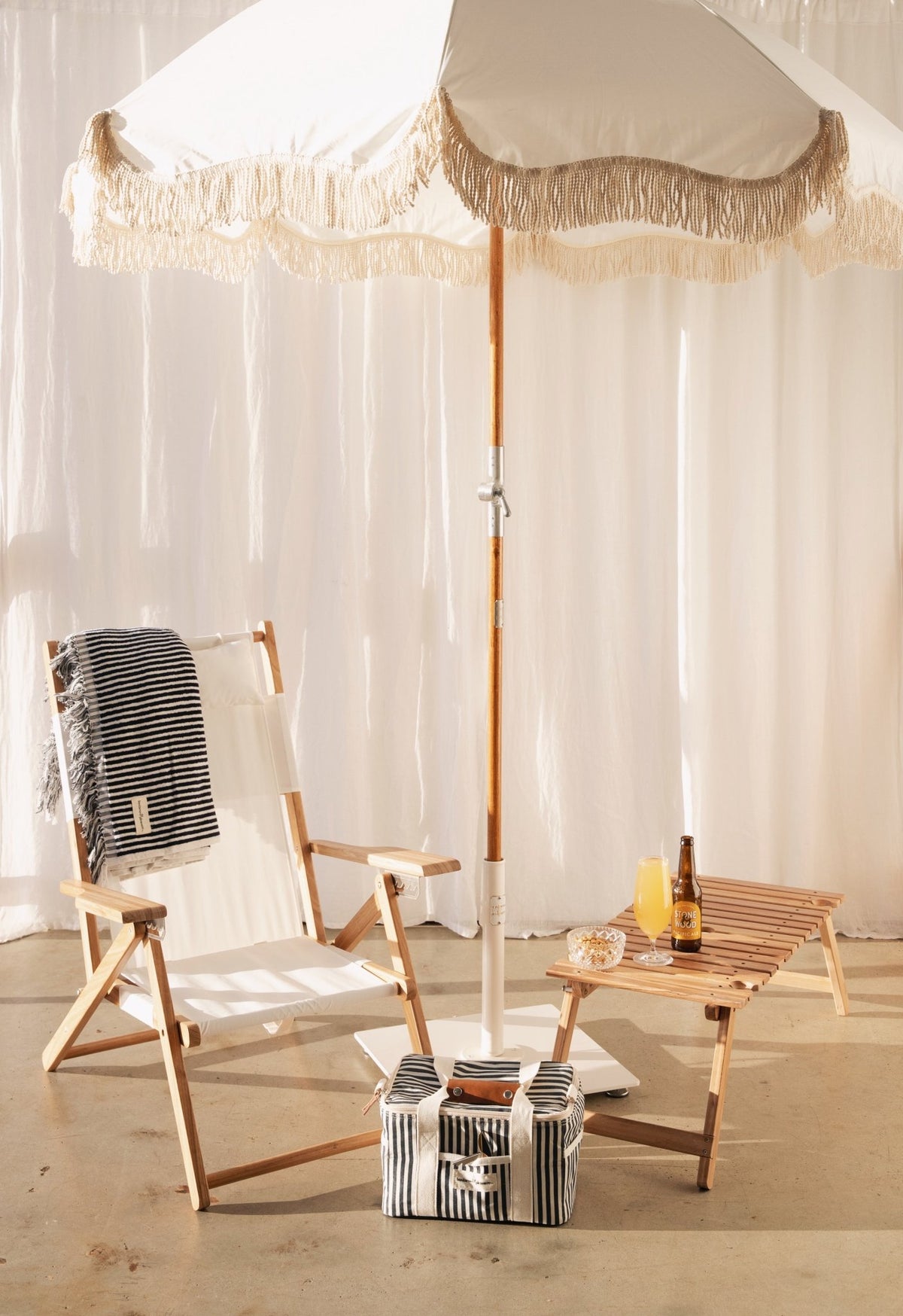 Chaise de plage pliante en tissu blanc Antique The Tommy Chair - Business & Pleasure - The Cool Republic