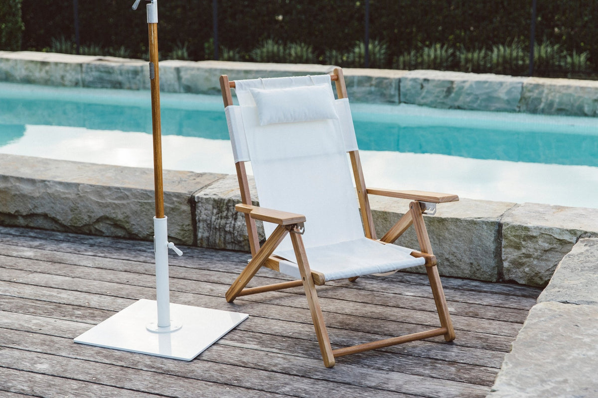 Chaise de plage pliante en tissu blanc Antique The Tommy Chair - Business & Pleasure - The Cool Republic