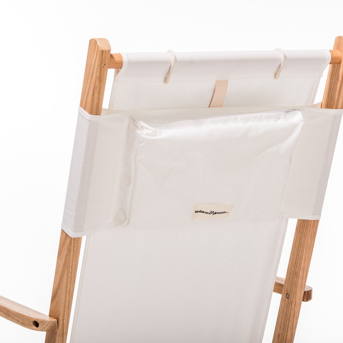 Chaise de plage pliante en tissu blanc Antique The Tommy Chair - Business & Pleasure - The Cool Republic