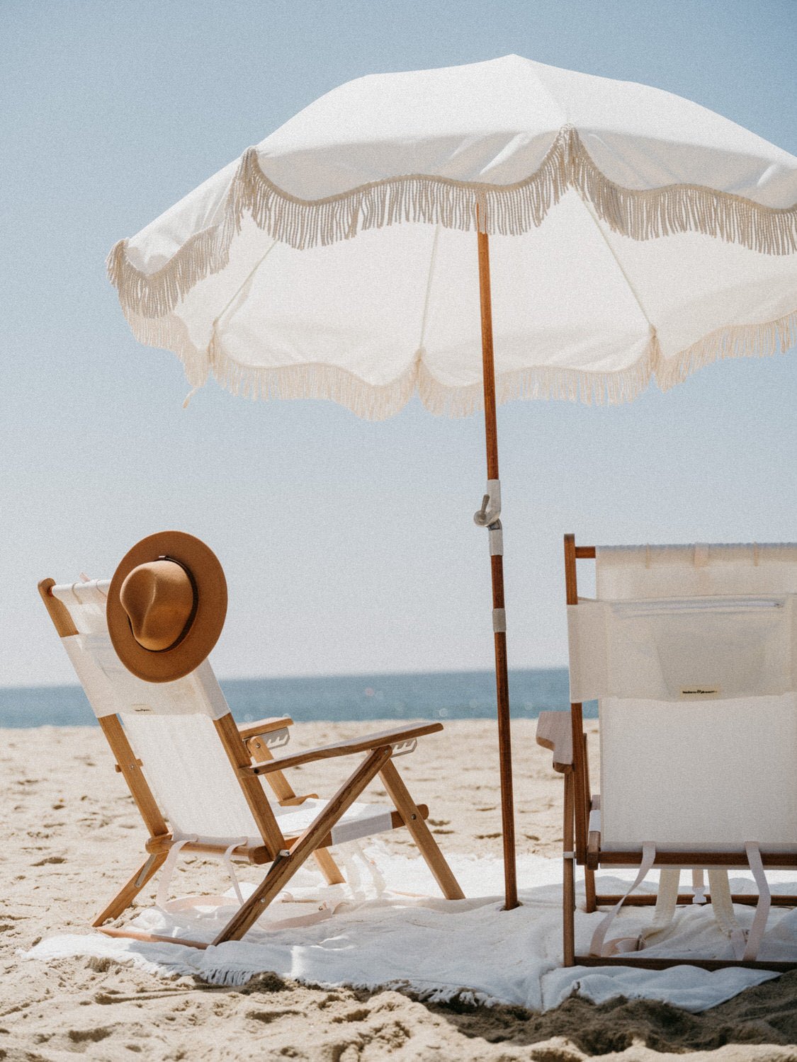 Chaise de plage pliante en tissu blanc Antique The Tommy Chair - Business & Pleasure - The Cool Republic