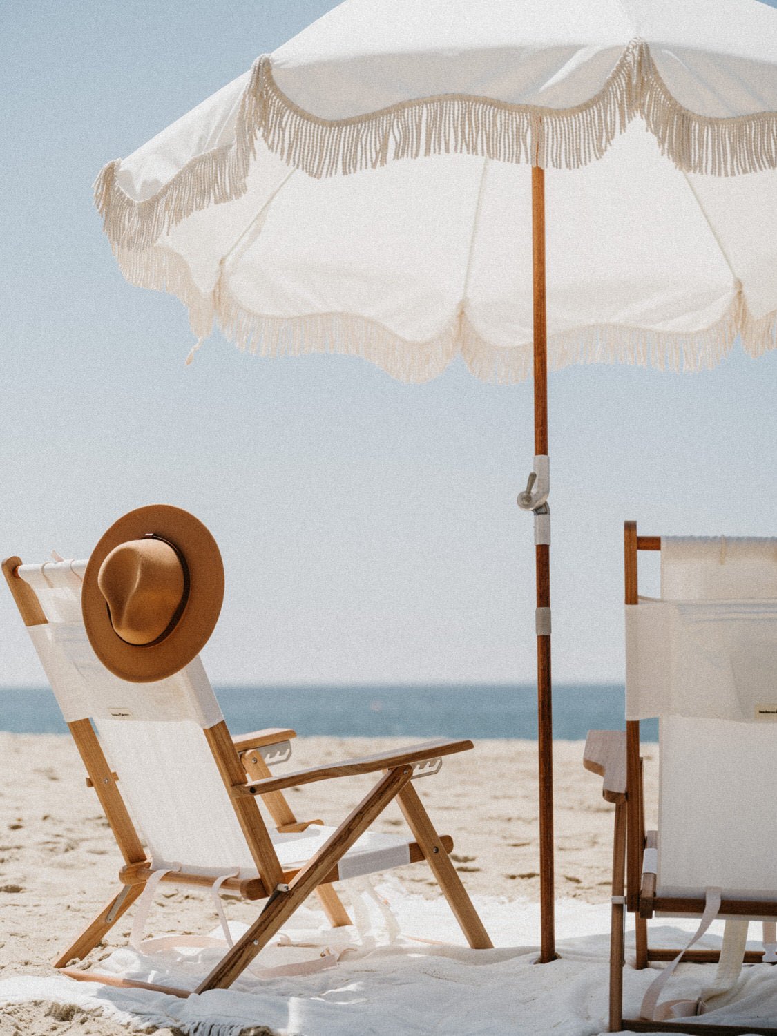 Chaise de plage pliante en tissu blanc Antique The Tommy Chair - Business & Pleasure - The Cool Republic