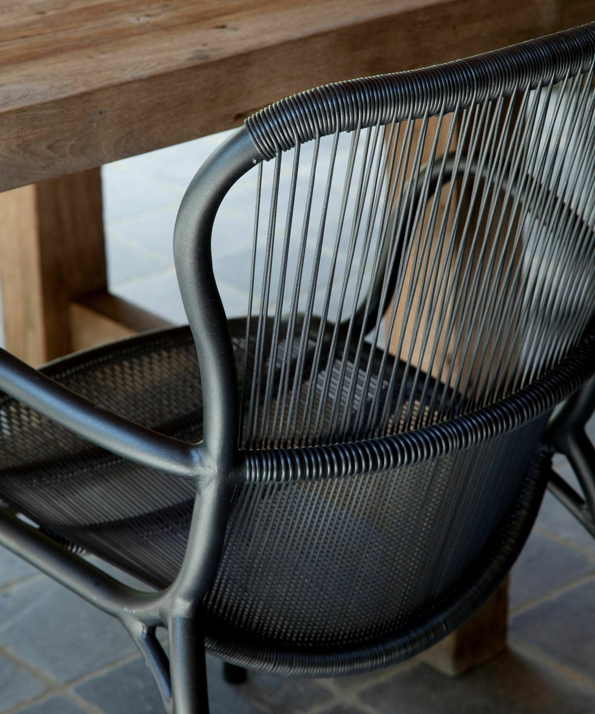 Chaise de repas extérieur noir Loop - Vincent Sheppard - The Cool Republic