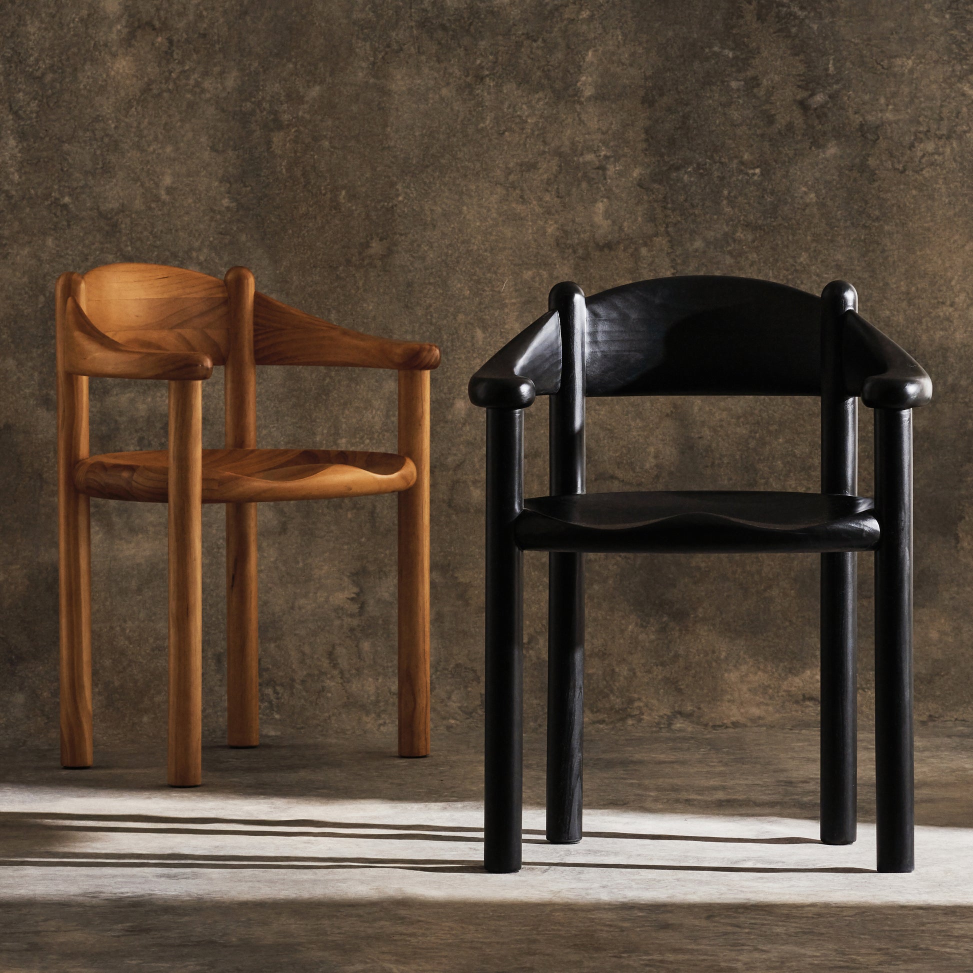 Chaise de salle à manger avec accoudoirs en pin noir Daumiller - Gubi