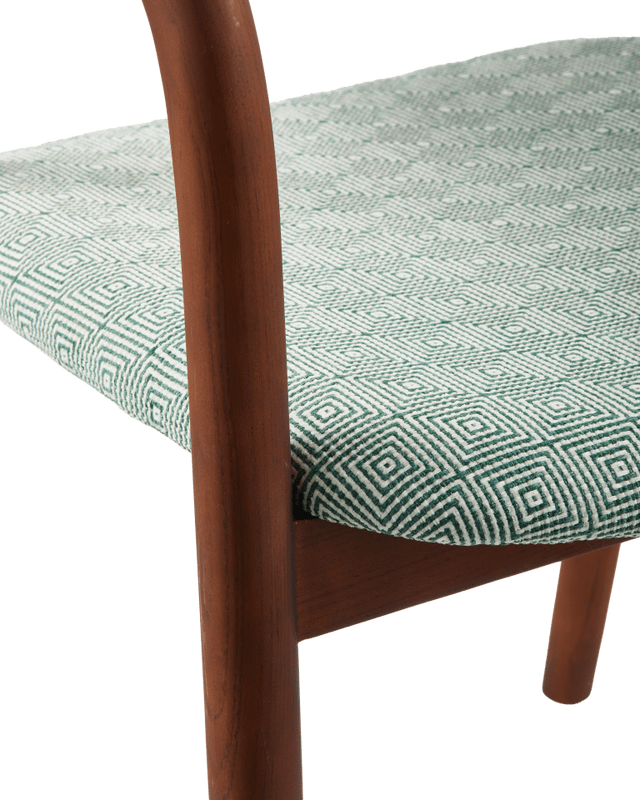Chaise de salle à manger avec accoudoirs en tissu vert clair et bois de frêne Squared Henry - Pols Potten - The Cool Republic