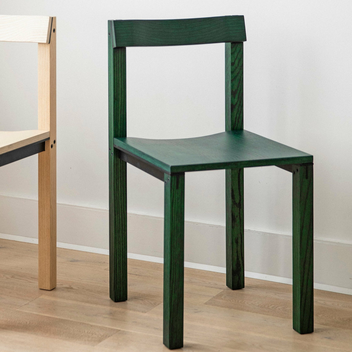 Chaise design en chêne vert Tal - Kann Design - The Cool Republic