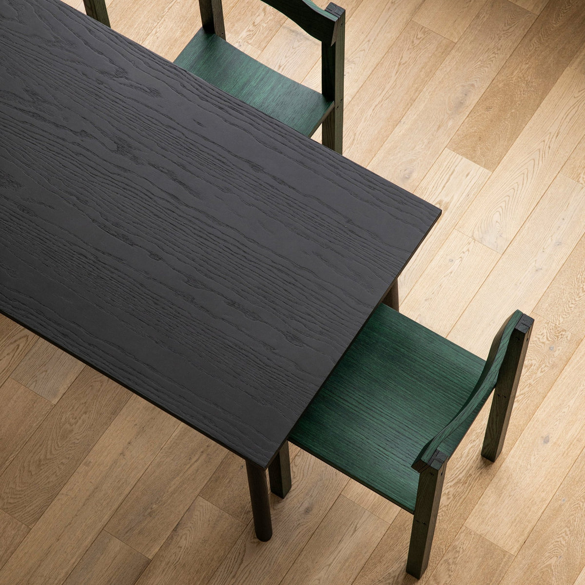 Chaise design en chêne vert Tal - Kann Design - The Cool Republic