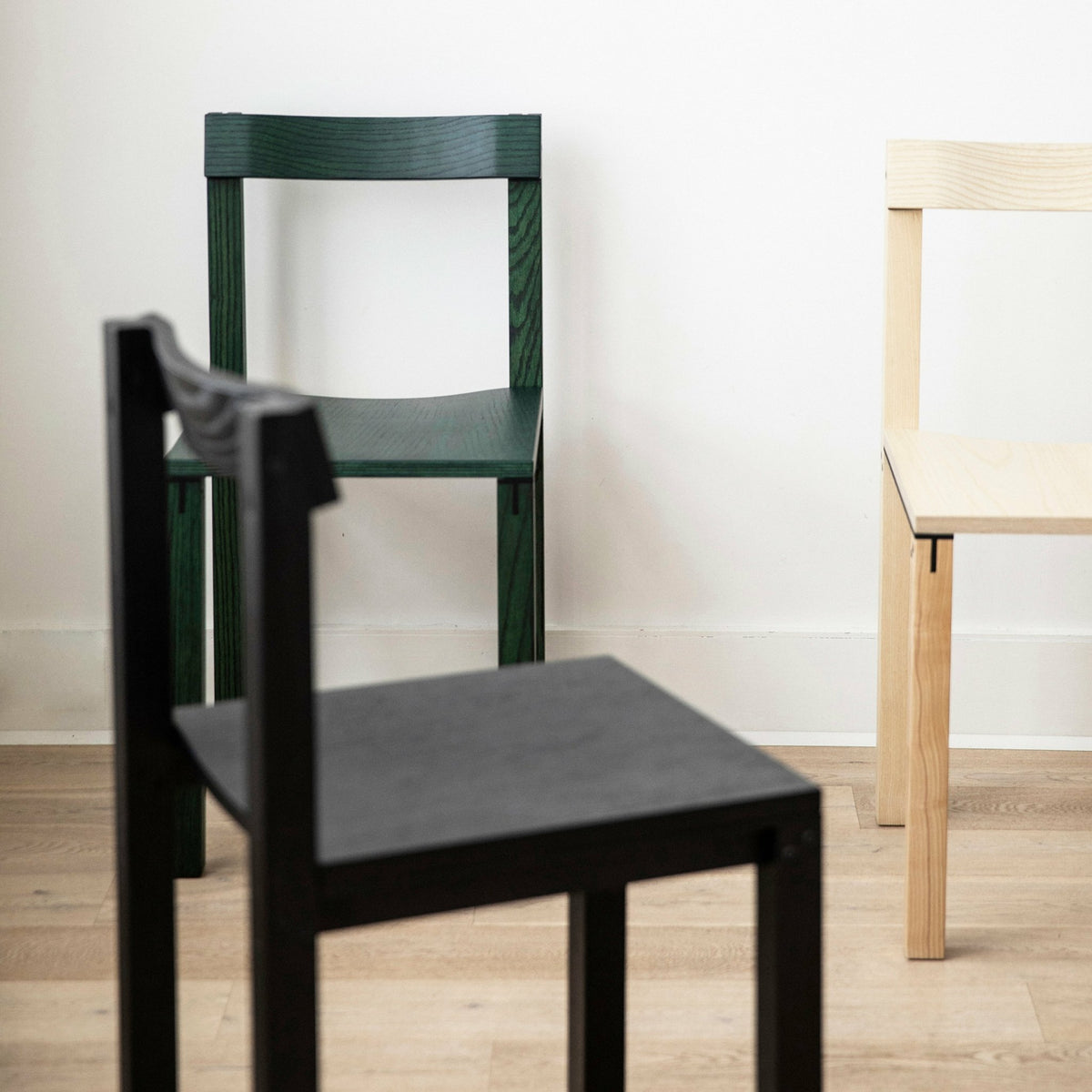 Chaise design en chêne vert Tal - Kann Design - The Cool Republic