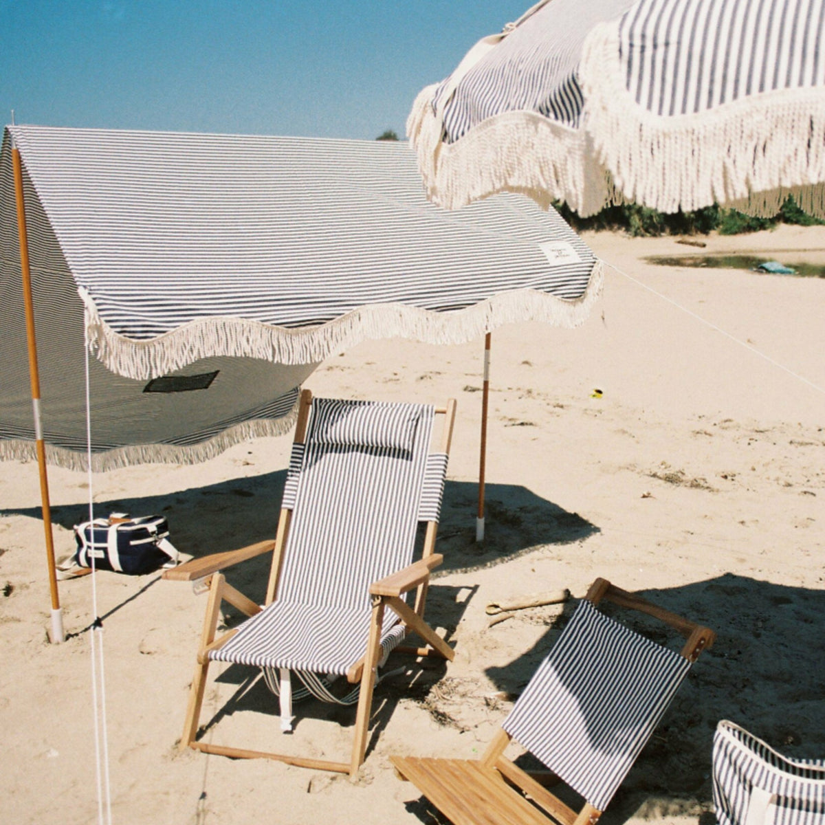 Chaise d'extérieur à rayures bleues et blanches Tommy - Business & Pleasure - The Cool Republic
