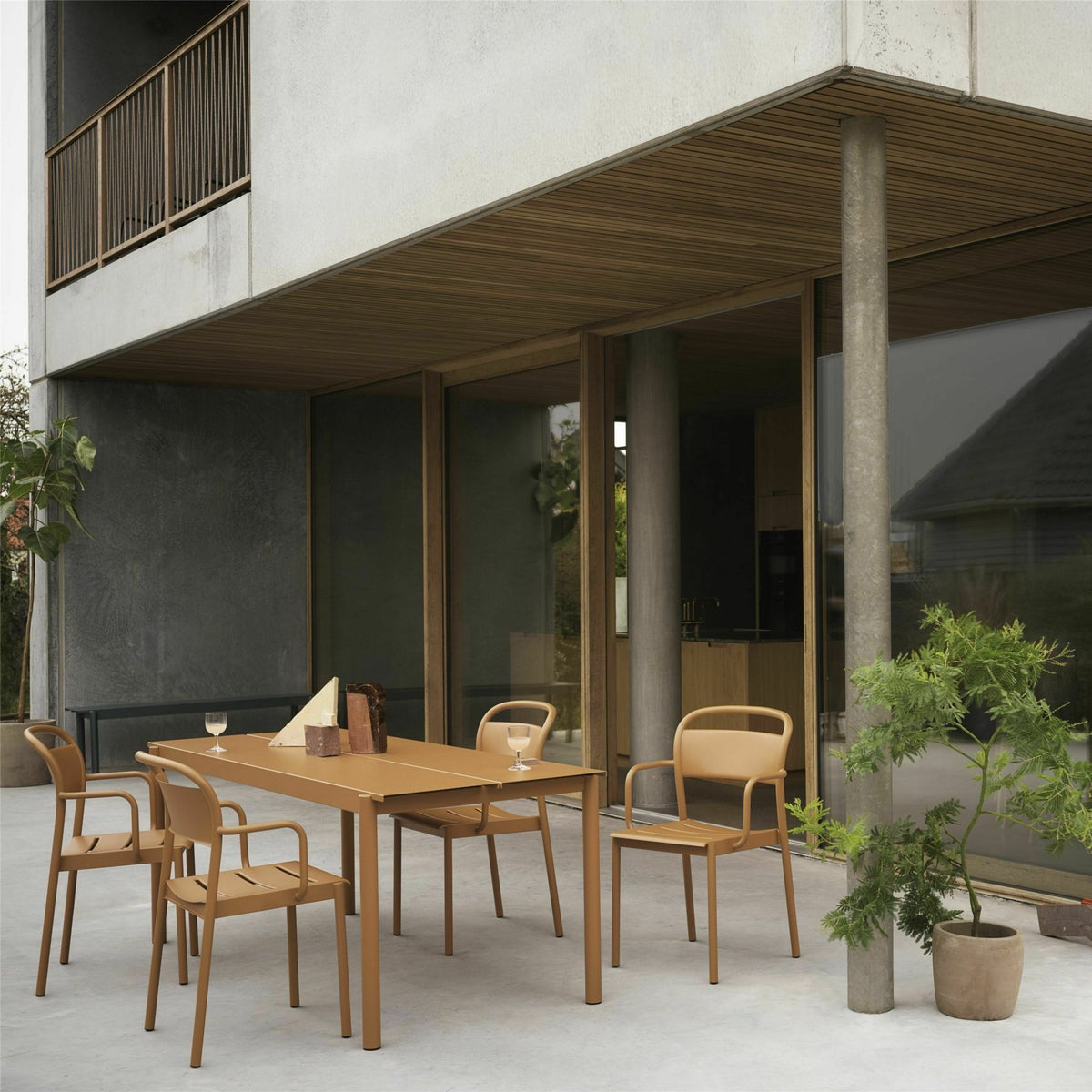 Chaise d'extérieur avec accoudoirs en acier orange Linear - Muuto - The Cool Republic