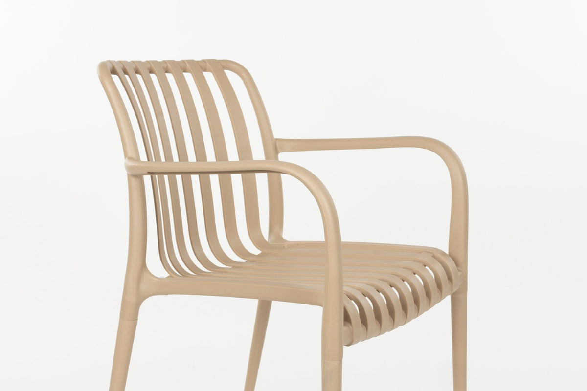 Chaise d'extérieur avec accoudoirs en plastique beige Cala - The Cool Republic - The Cool Republic