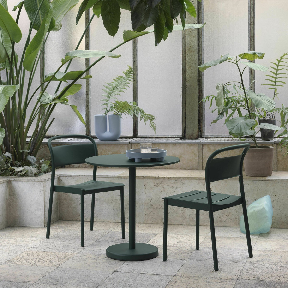 Chaise d'extérieur en acier vert foncé Linear - Muuto - The Cool Republic