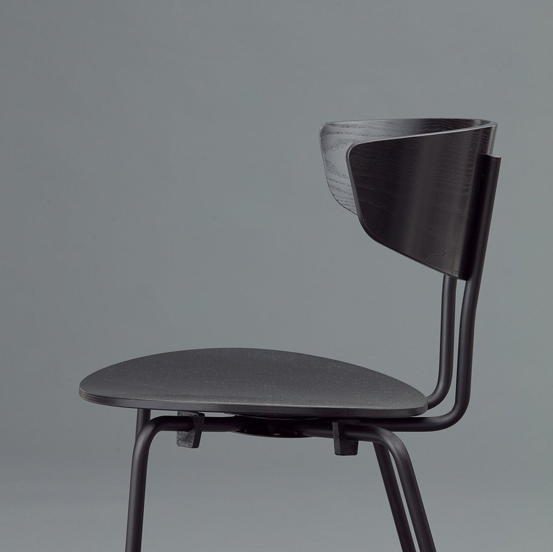 Chaise empilable bois et métal Herman Noir - Ferm Living - The Cool Republic