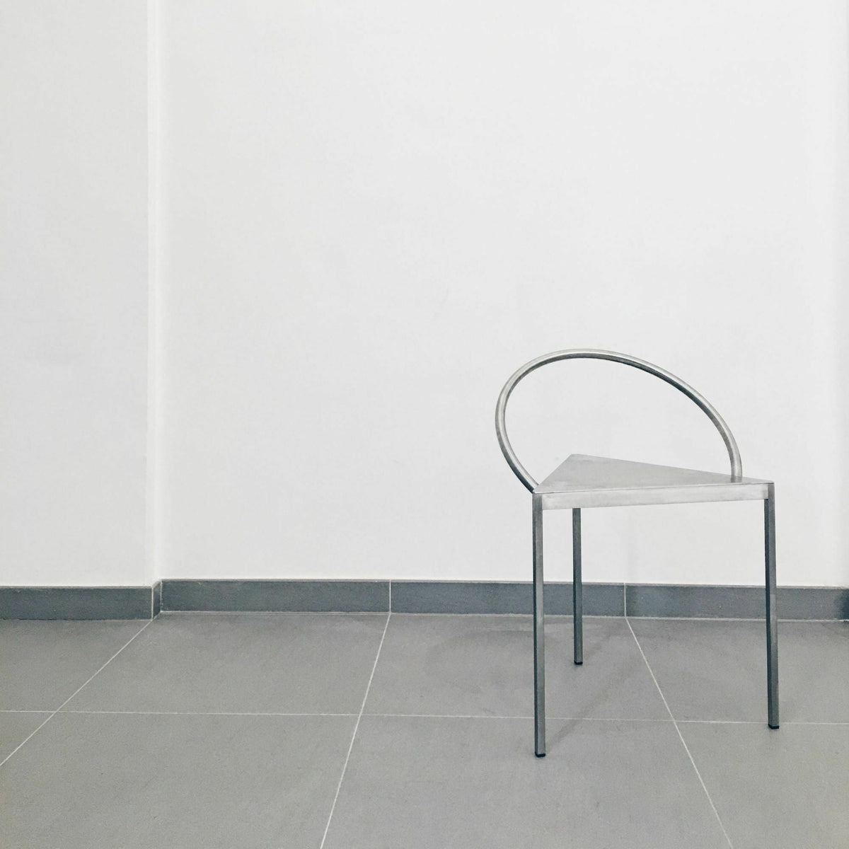 Chaise en acier argenté Triangolo - Frama - The Cool Republic