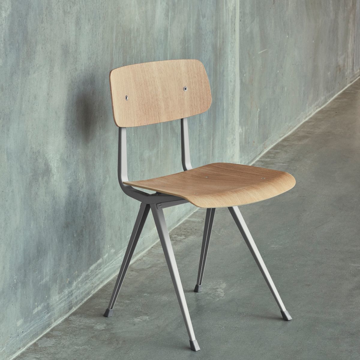 Chaise en acier beige et bois de chêne Result - HAY - The Cool Republic