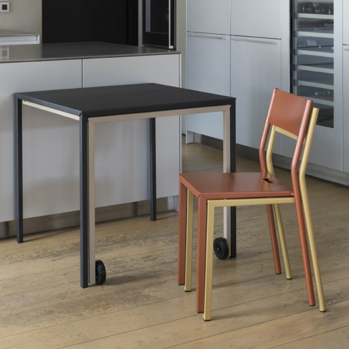 Chaise en acier bronze Take - Matière Grise - The Cool Republic