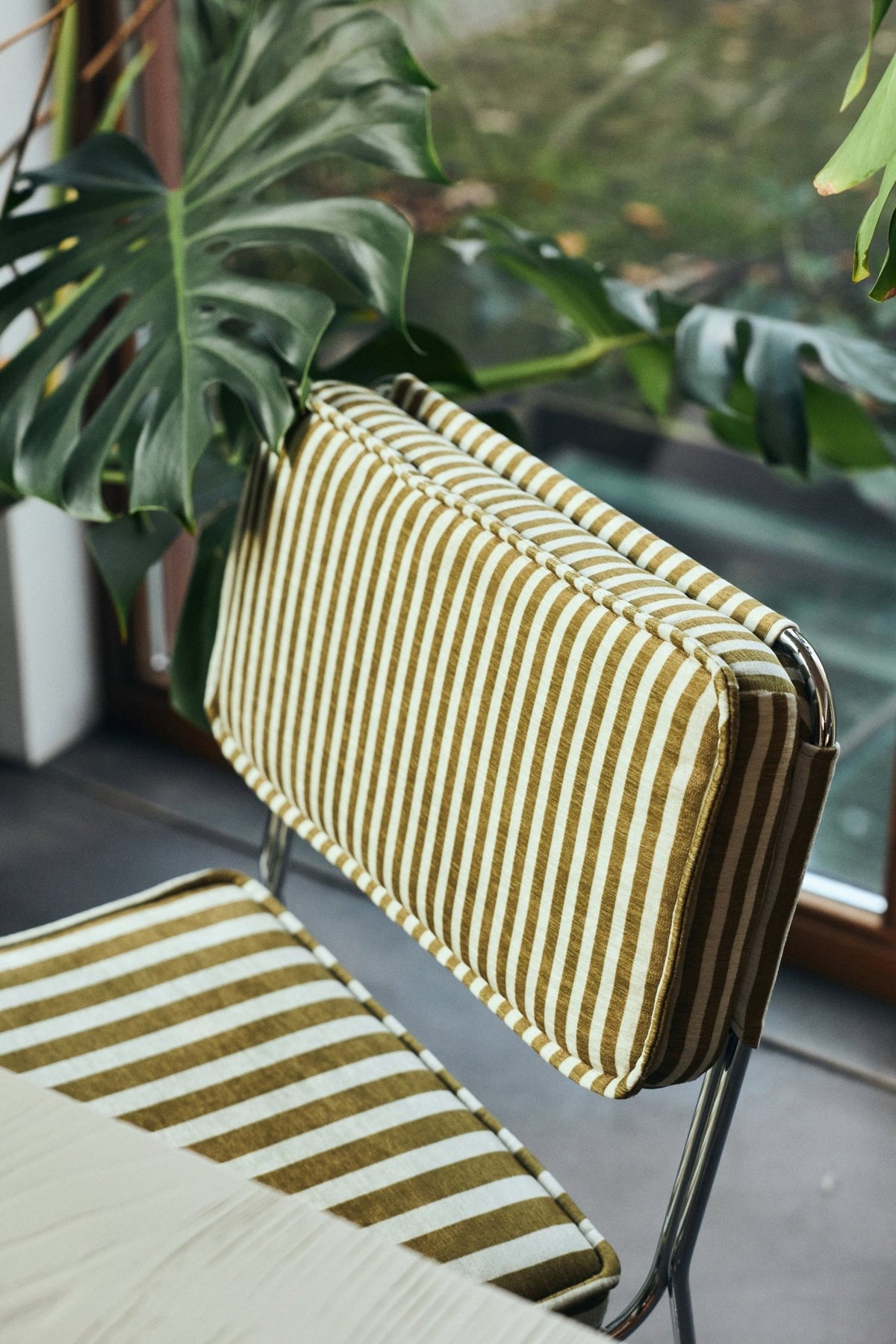 Chaise en acier chromé et tissu rayé jaune 51,5x62,5x83,5cm Endless - HKliving - The Cool Republic