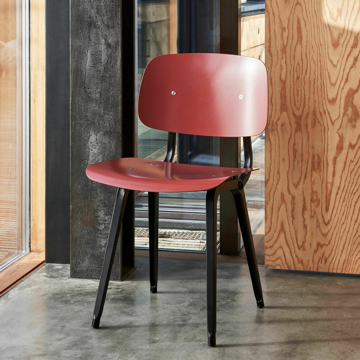 Chaise en acier prune Revolt - HAY - The Cool Republic
