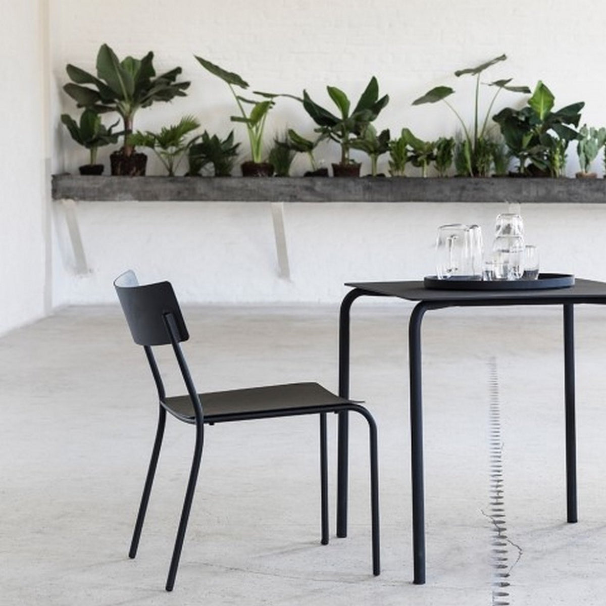 Chaise en aluminium noir August - Serax - The Cool Republic