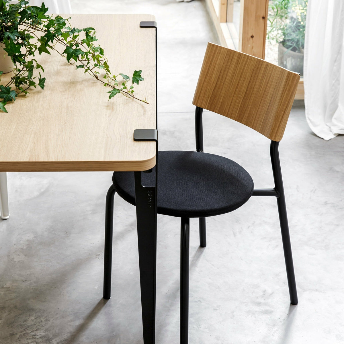 Chaise en bois chêne et en tissu recyclé noir graphite SSD Soft - TipToe - The Cool Republic
