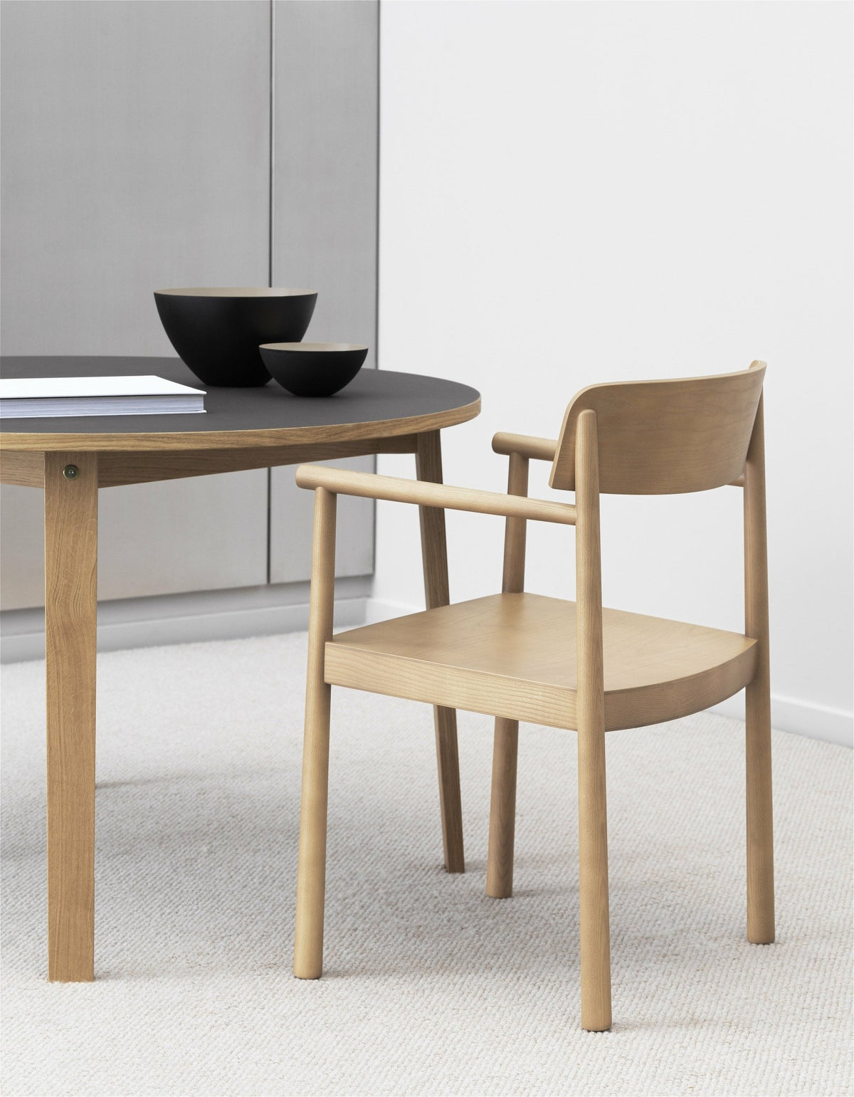 Chaise en bois de frêne avec accoudoirs Timb Tan - Normann Copenhagen - The Cool Republic