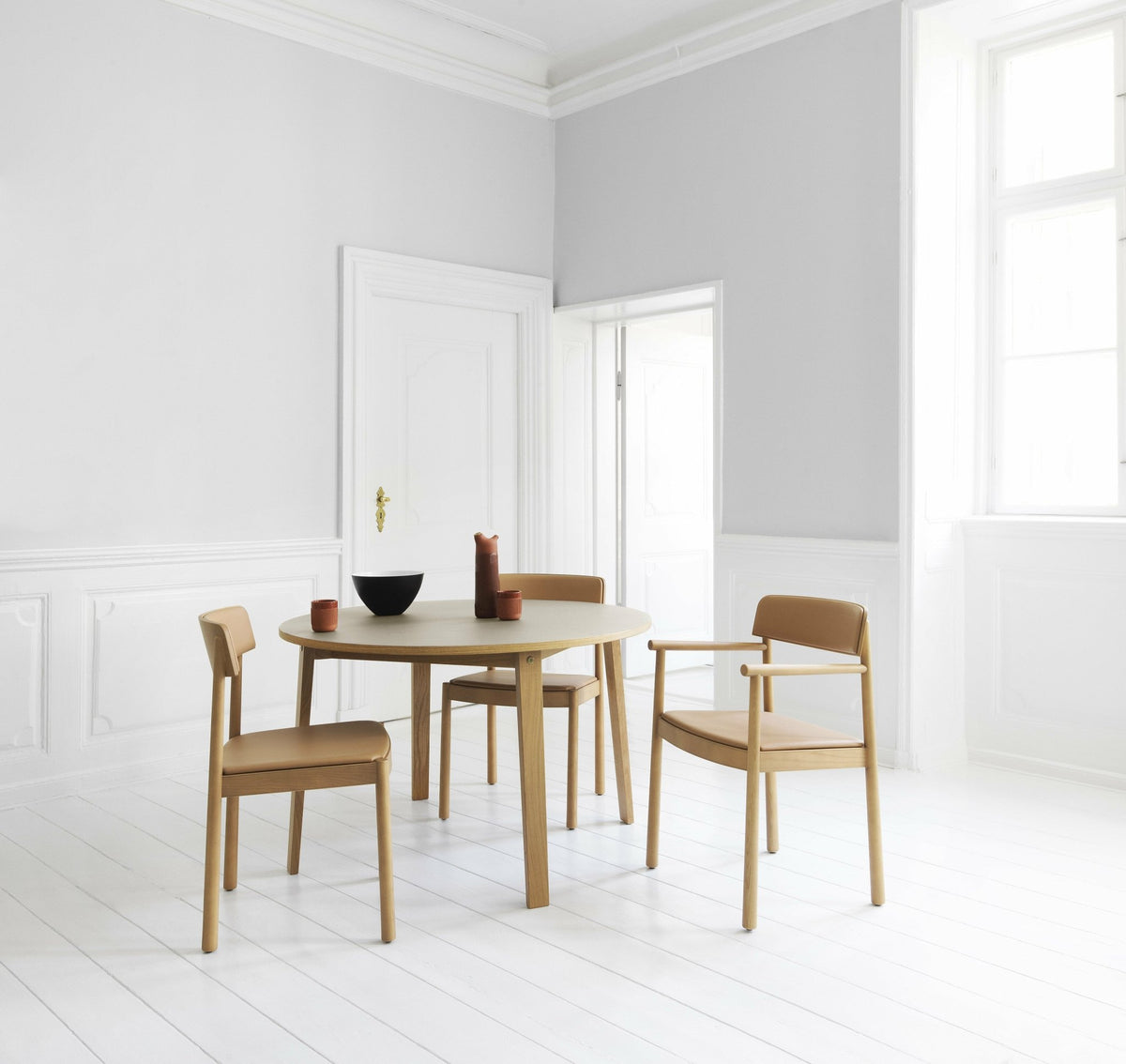 Chaise en bois de frêne avec accoudoirs Timb Tan - Normann Copenhagen - The Cool Republic