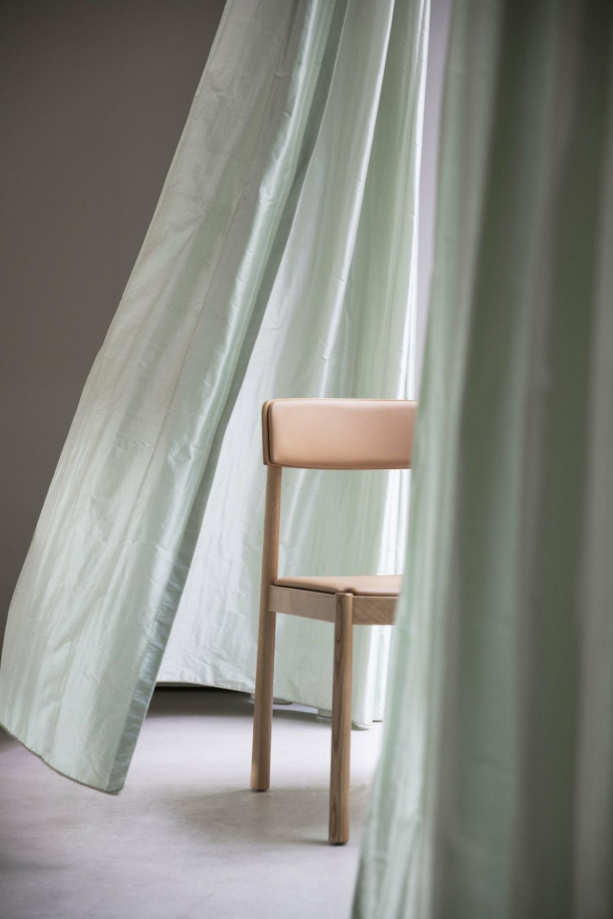 Chaise en bois de frêne avec assise en cuir Timb Tan/ Ultra Leather Camel - Normann Copenhagen - The Cool Republic