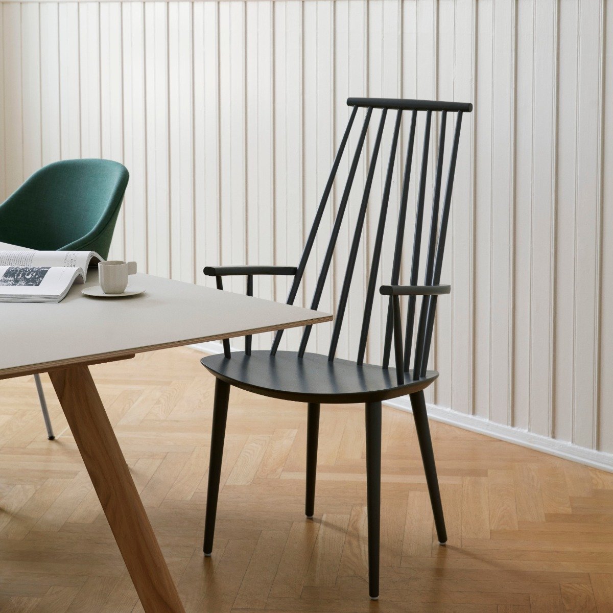 Chaise en bois de hêtre noir J 110 - HAY - The Cool Republic