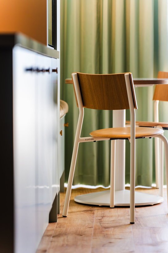 Chaise en bois de noyer et acier blanc crème SSD - TIPTOE - The Cool Republic