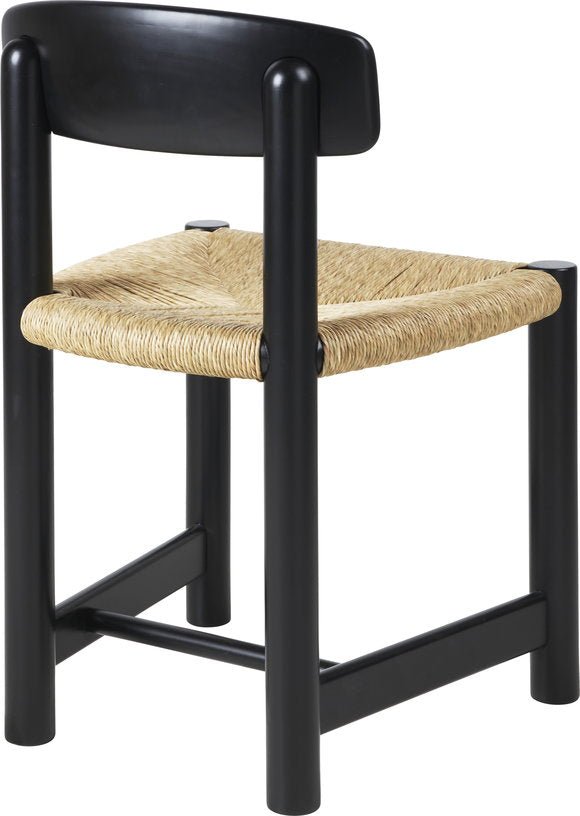 Chaise en bois de pin noir Daumiller - Gubi - The Cool Republic