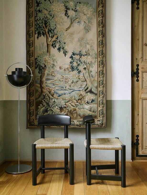 Chaise en bois de pin noir Daumiller - Gubi - The Cool Republic