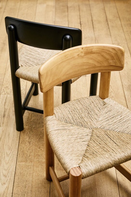 Chaise en bois de pin noir Daumiller - Gubi - The Cool Republic