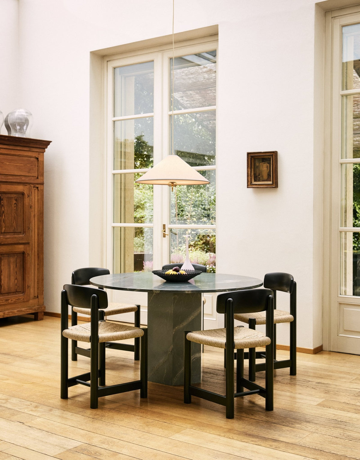 Chaise en bois de pin noir Daumiller - Gubi - The Cool Republic