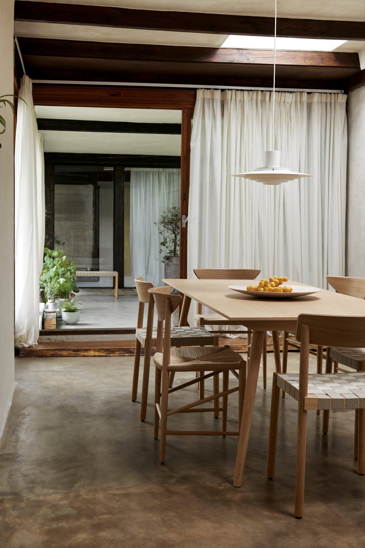 Chaise en bois naturel et sangles en lin naturel Betty TK1 - &tradition - The Cool Republic
