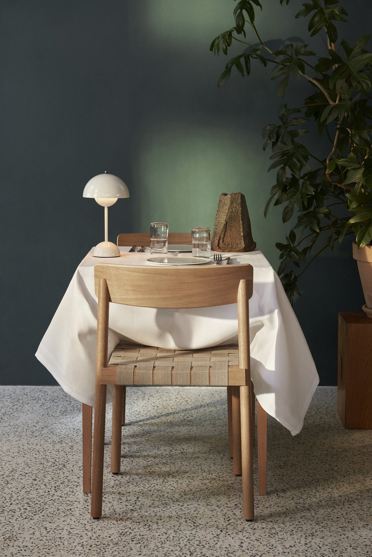 Chaise en bois naturel et sangles en lin naturel Betty TK1 - &tradition - The Cool Republic