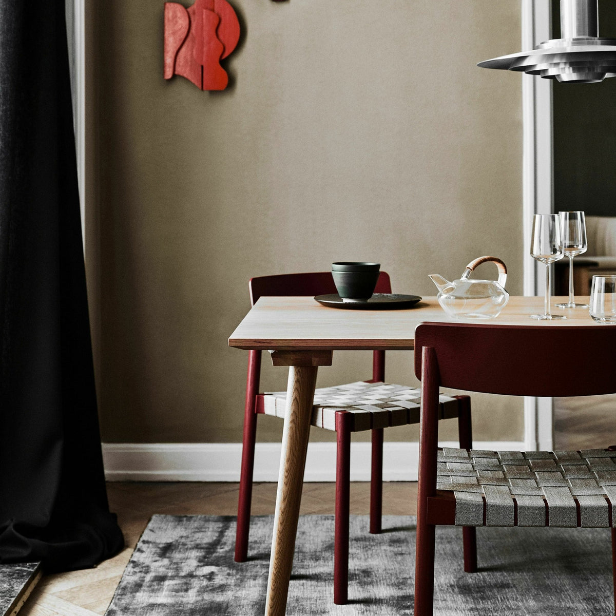 Chaise en bois noir et sangles en lin noir Betty - &tradition - The Cool Republic