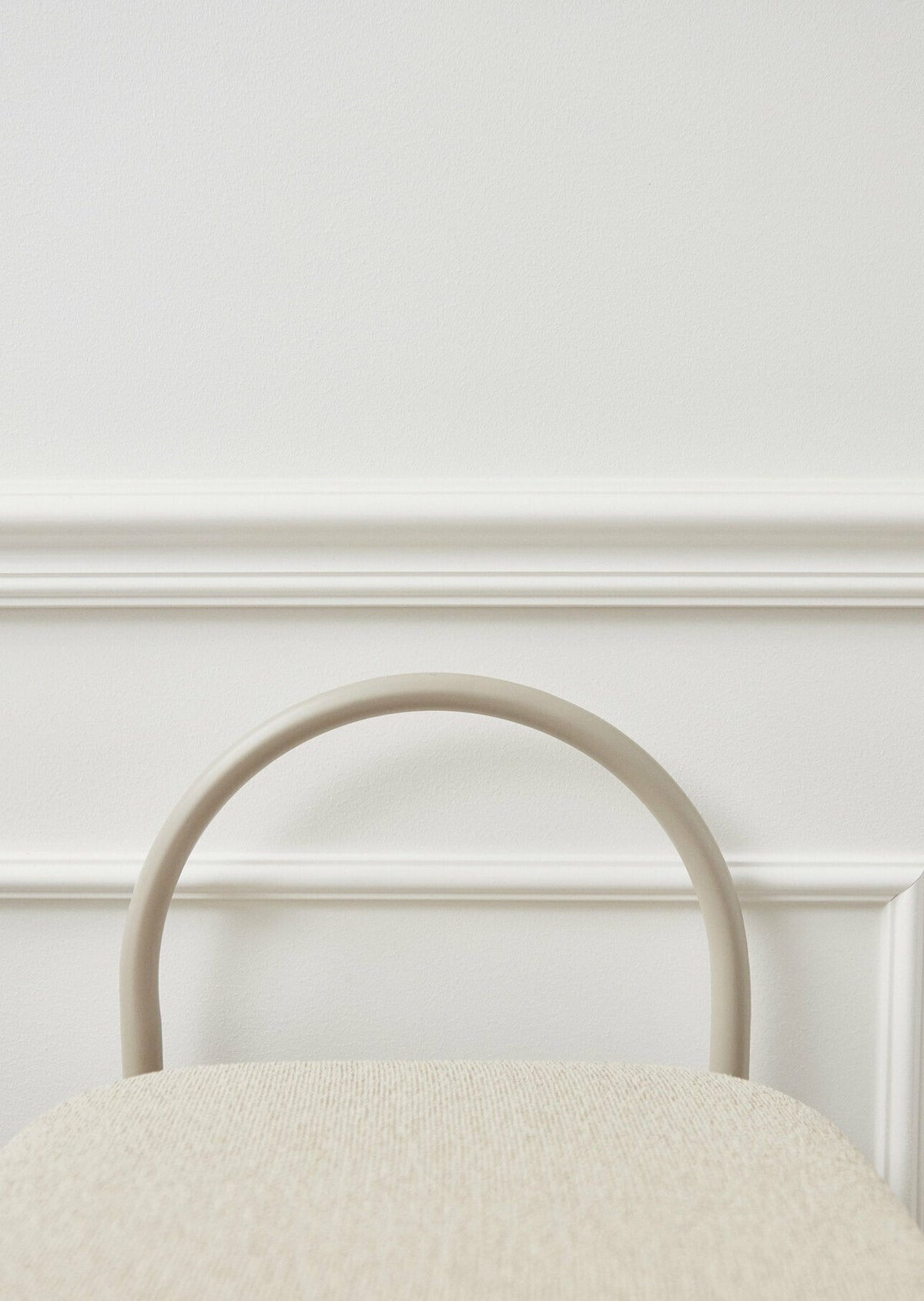 Chaise en bouclé taupe 37 x 39 cm Angui - AYTM - The Cool Republic
