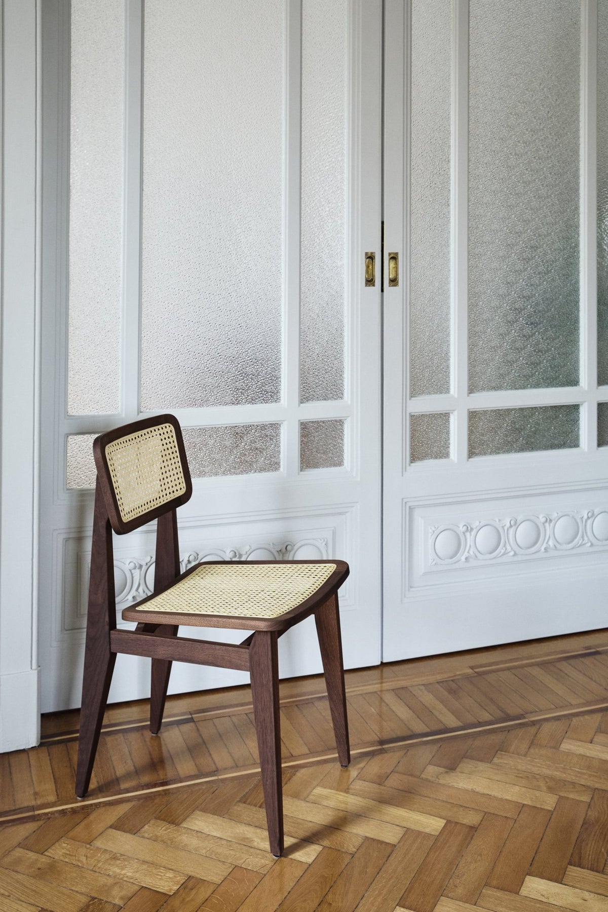 Chaise en cannage et bois de noyer C - Chair - Gubi - The Cool Republic