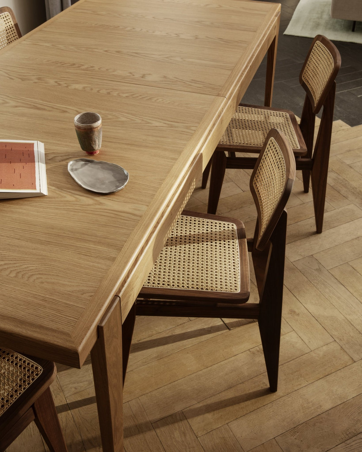 Chaise en cannage et bois de noyer C-Chair - Gubi - The Cool Republic