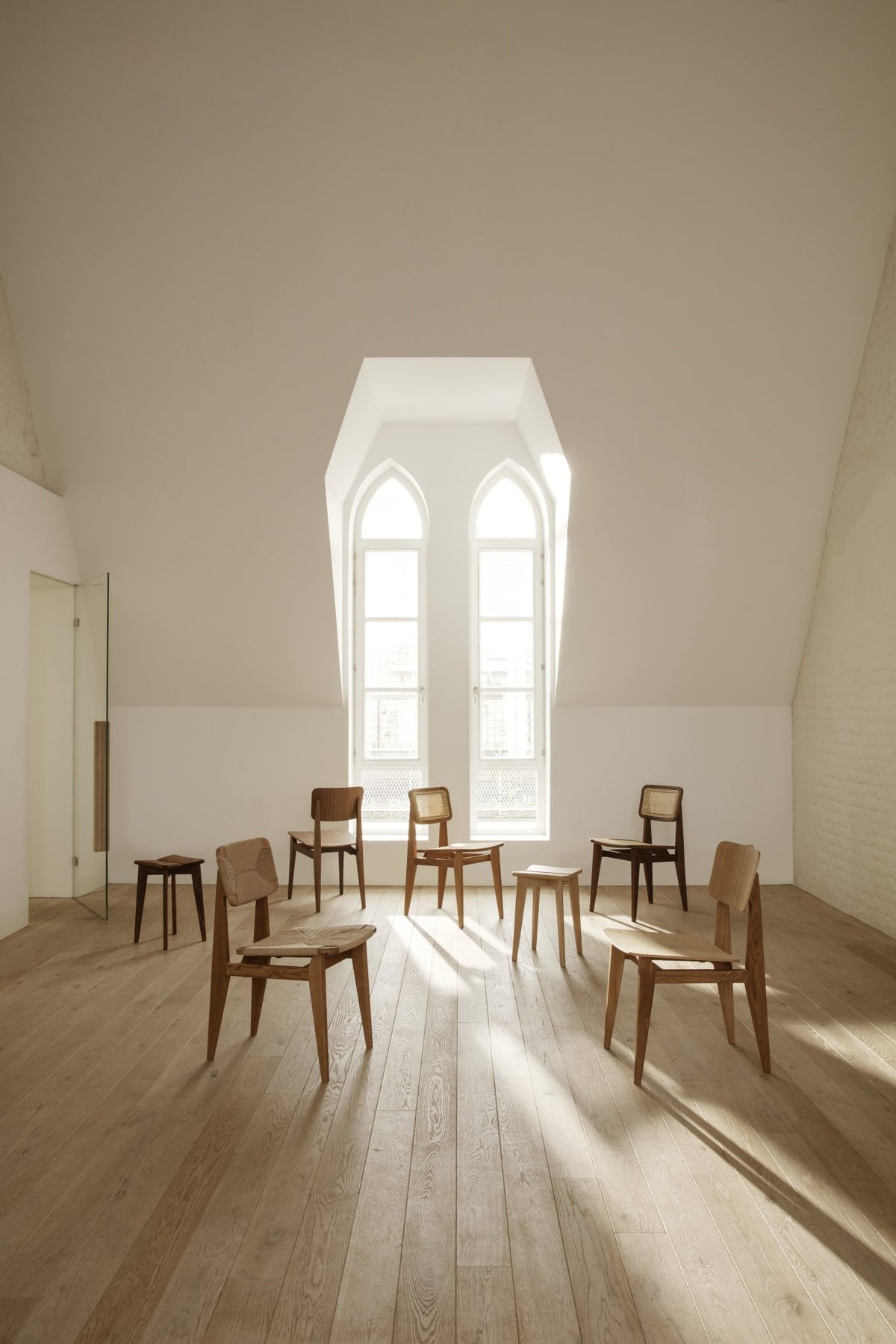 Chaise en cannage et bois de noyer C-Chair - Gubi - The Cool Republic