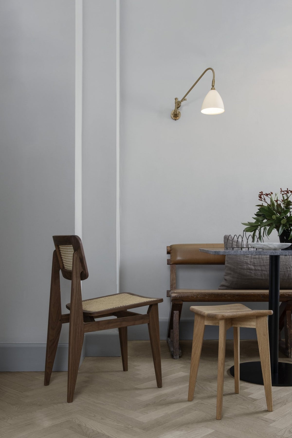Chaise en cannage et bois de noyer C-Chair - Gubi - The Cool Republic