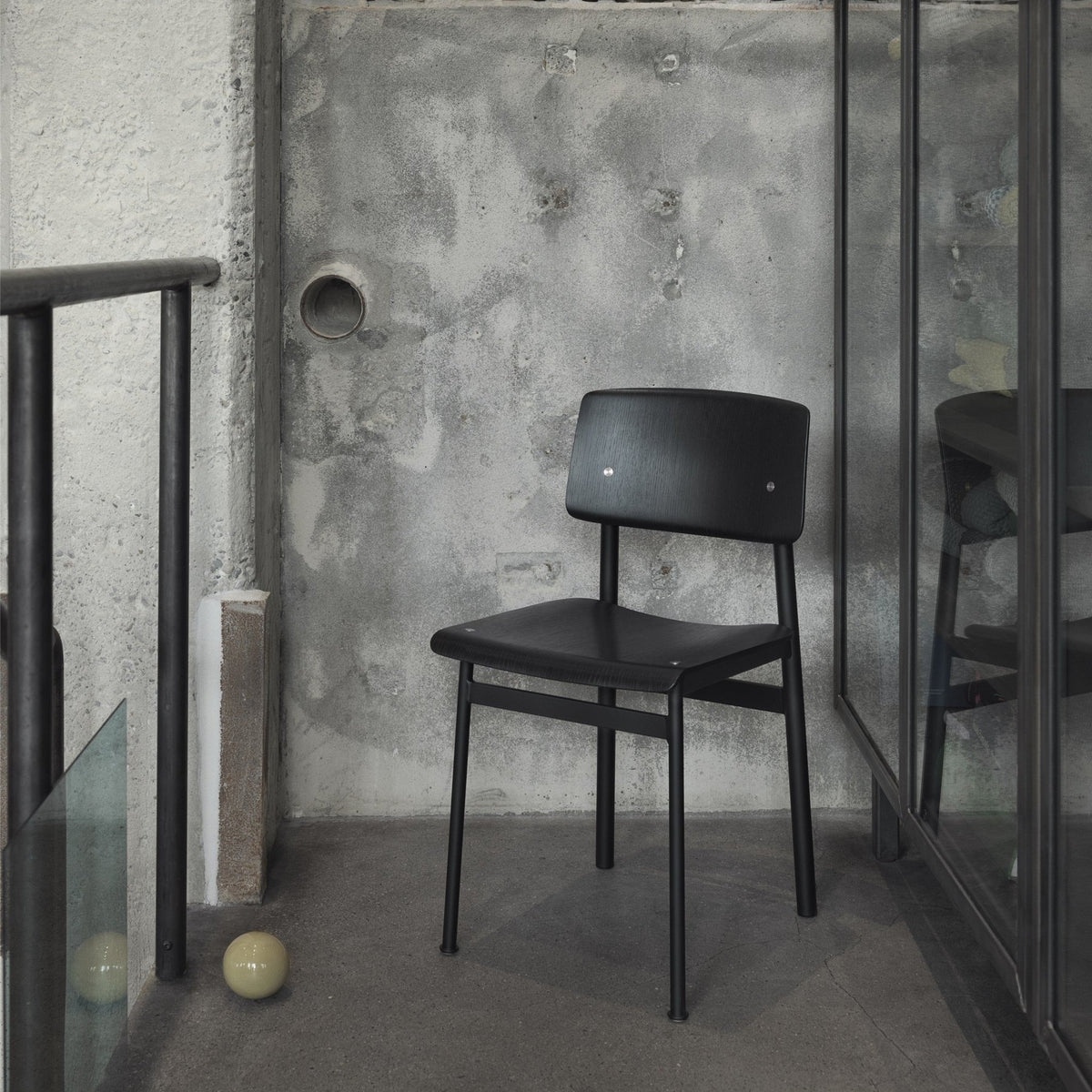 Chaise en chêne et noire Loft - Muuto - The Cool Republic