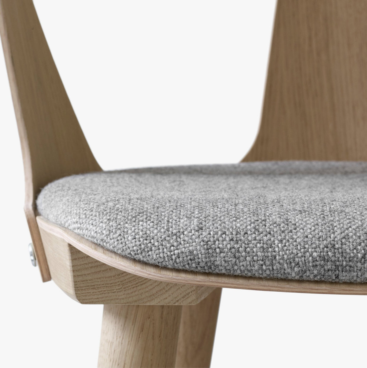 Chaise en chêne et tissu gris SK2 In Between - &tradition - The Cool Republic