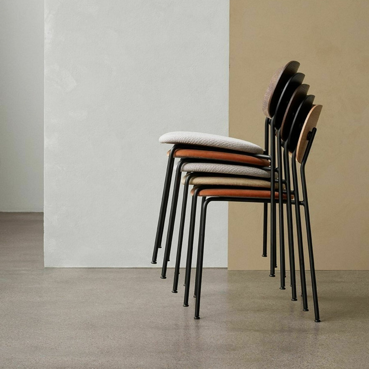 Chaise en chêne foncé Co Dining - Audo - The Cool Republic