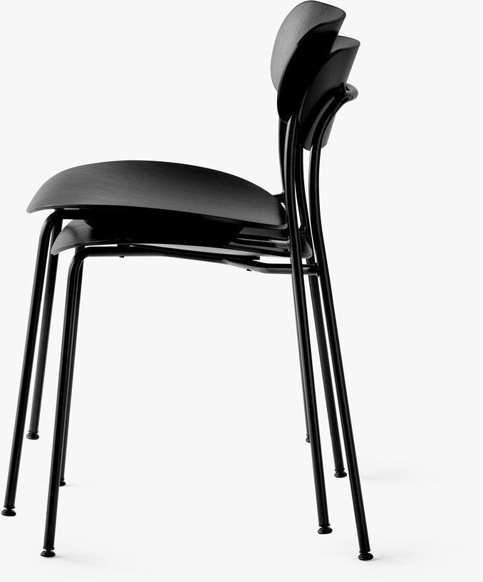 Chaise en chêne laqué noir AV1 Pavilion - &tradition - The Cool Republic