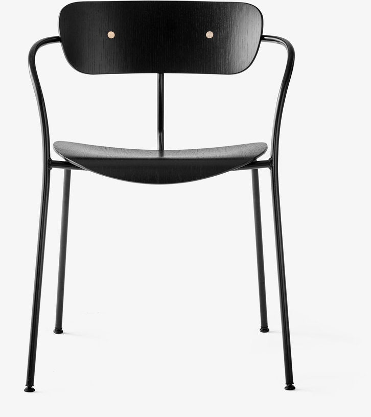 Chaise en chêne laqué noir avec accoudoirs AV2 Pavilion - &tradition - The Cool Republic