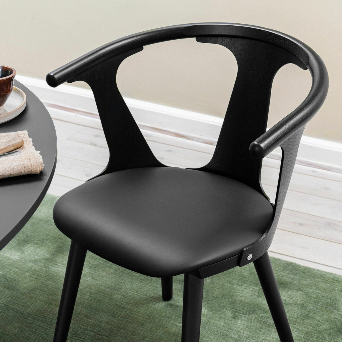 Chaise en chêne laqué noir et cuir noir SK2 In Between - &tradition - The Cool Republic